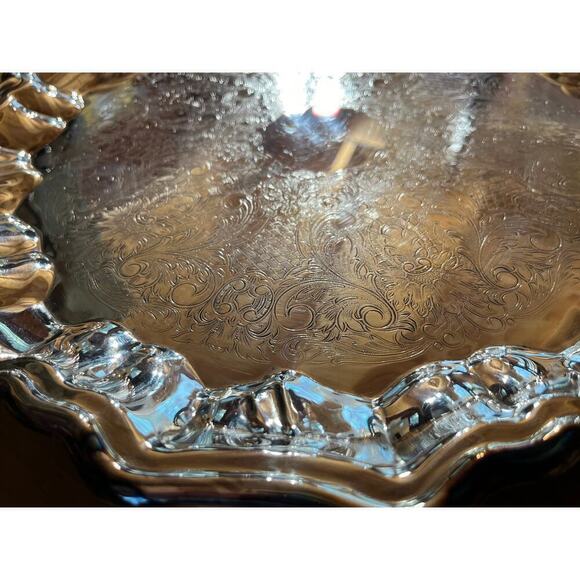 Leonard Silverplate Footed Round Serving Tray. Scalloped Edge. Floral pattern. - Picture 2 of 6